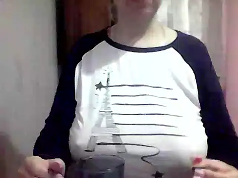 Snapshot of AnaXBerry chatting on 10.05.25 AnaXBerry online show from 10.05.25