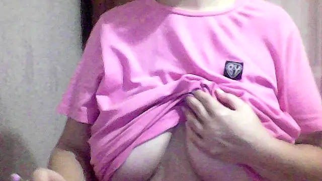 Snapshot of AnaXBerry chatting on 10.08.25 AnaXBerry online show from 10.08.25