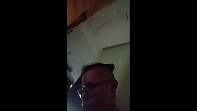 Snapshot of AlanDickson chatting on 11.04.25 AlanDickson online show from 11.04.25