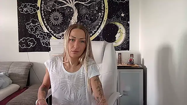 Snapshot of SexxyLiviaa chatting on 10.06.25 SexxyLiviaa online show from 10.06.25