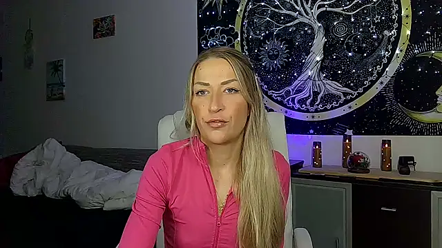 Snapshot of SexxyLiviaa chatting on 10.28.25 SexxyLiviaa online show from 10.28.25