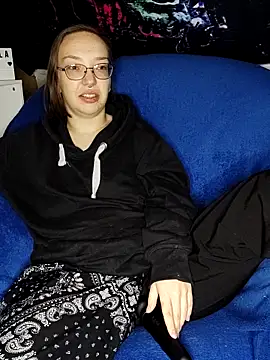 Isabella Geney online show from 11.23.25