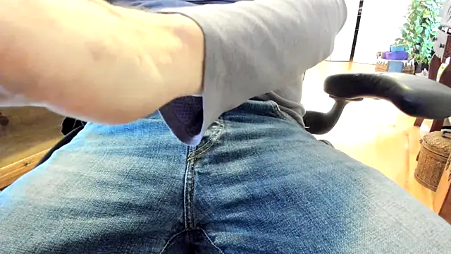 Snapshot of massive_cum chatting on 01.02.25 massive cum online show from 01.02.25