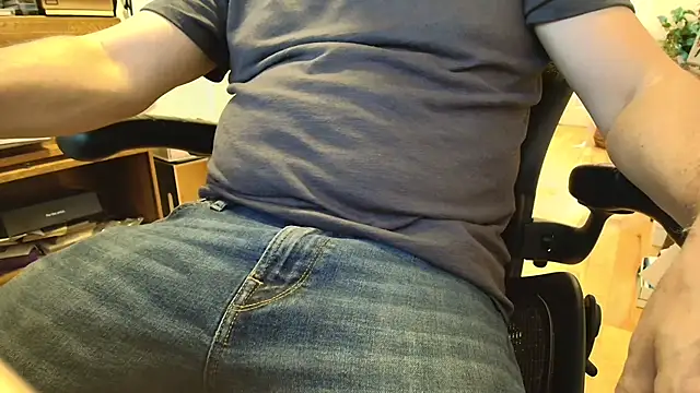 Snapshot of massive_cum chatting on 09.13.25 massive cum online show from 09.13.25