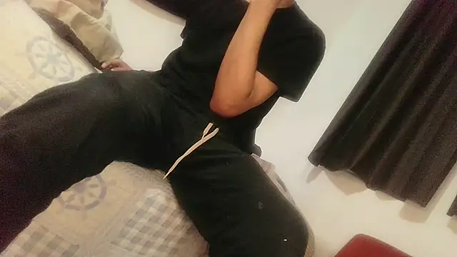 Snapshot of UncutToyBoy23cm chatting on 11.11.25 UncutToyBoy23cm online show from 11.11.25