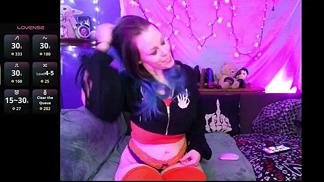 Snapshot of EverlyEster chatting on 11.08.25 EverlyEster online show from 11.08.25