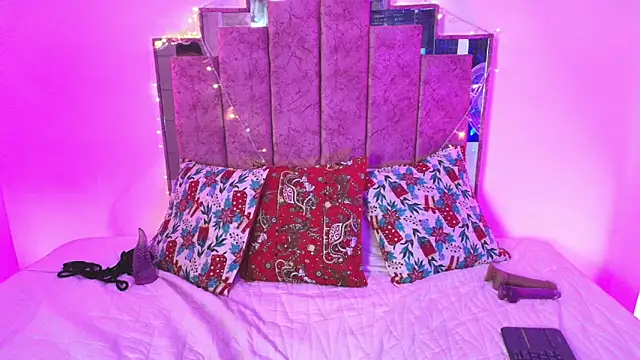 Snapshot of Evelynn chatting on 12.19.24 Evelynn online show from 12.19.24