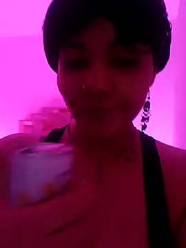 Snapshot of Evelynn chatting on 01.05.25 Evelynn online show from 01.05.25