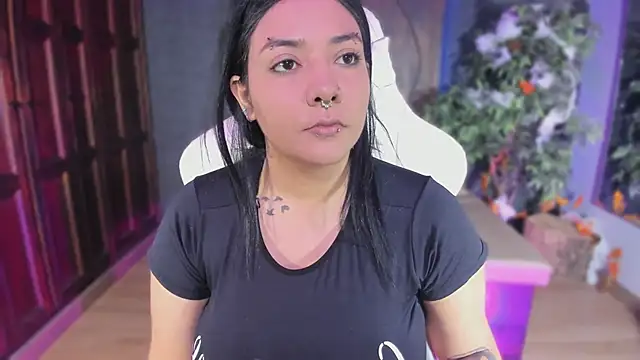 Snapshot of Evelynn chatting on 10.18.25 Evelynn online show from 10.18.25