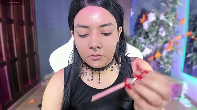 Snapshot of Evelynn chatting on 10.28.25 Evelynn online show from 10.28.25