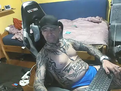 Snapshot of Tomi18cmm2 chatting on 10.31.25 Tomi18cmm2 online show from 10.31.25