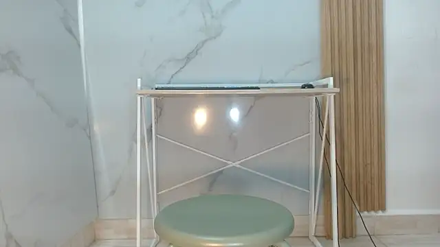 mollyguns online show from 10.18.25