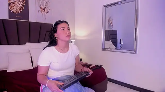 Sofi Perez  online show from 03.20.25