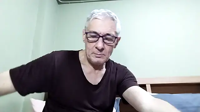 Snapshot of BIGUNCUTHARDCOCK chatting on 10.04.25 BIGUNCUTHARDCOCK online show from 10.04.25