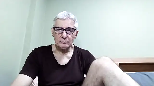 Snapshot of BIGUNCUTHARDCOCK chatting on 10.06.25 BIGUNCUTHARDCOCK online show from 10.06.25