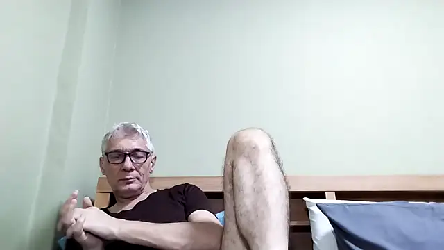 Snapshot of BIGUNCUTHARDCOCK chatting on 10.18.25 BIGUNCUTHARDCOCK online show from 10.18.25