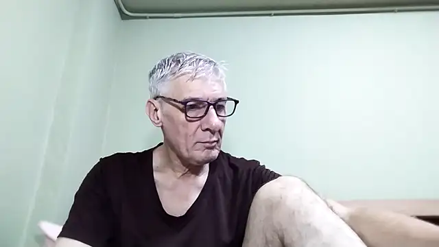 Snapshot of BIGUNCUTHARDCOCK chatting on 10.24.25 BIGUNCUTHARDCOCK online show from 10.24.25