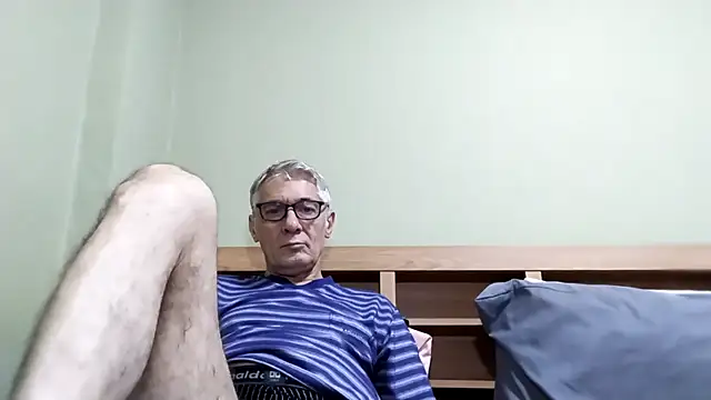 Snapshot of BIGUNCUTHARDCOCK chatting on 10.29.25 BIGUNCUTHARDCOCK online show from 10.29.25