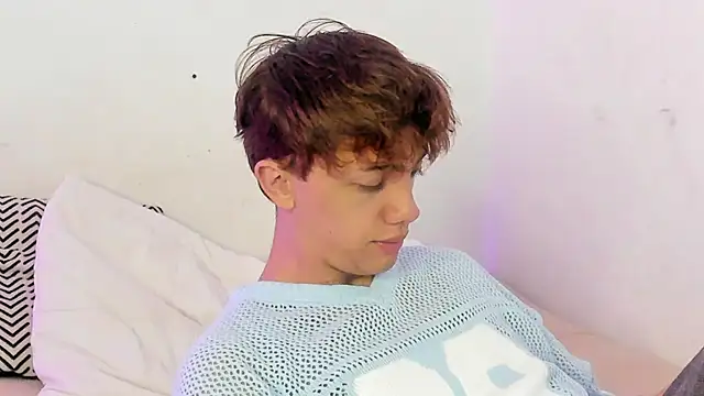 Snapshot of Tomy_Rox chatting on 10.22.25 Tomy Rox online show from 10.22.25