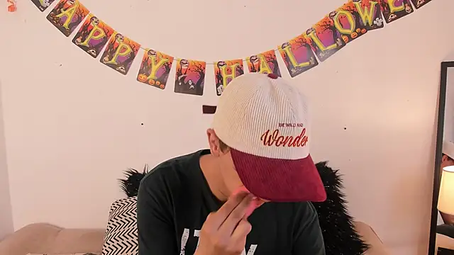 Snapshot of Tomy_Rox chatting on 10.27.25 Tomy Rox online show from 10.27.25