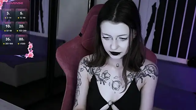 Snapshot of prettybones chatting on 10.21.25 prettybones online show from 10.21.25