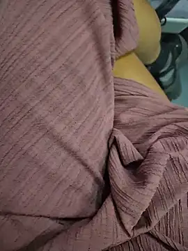 Snapshot of SexyErola27 chatting on 10.07.25 SexyErola27 online show from 10.07.25