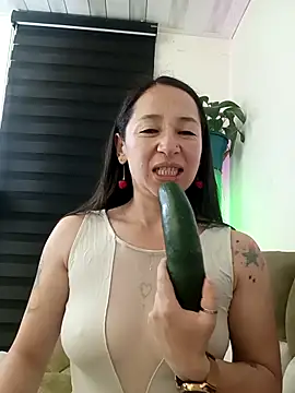 Snapshot of emilypoppy3 chatting on 10.31.25 emilypoppy3 online show from 10.31.25