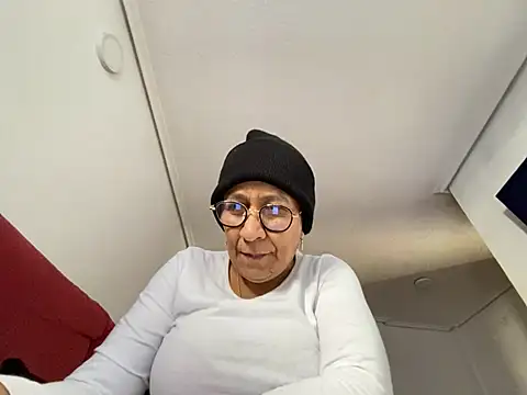 Snapshot of sweeviolet chatting on 12.20.24 sweeviolet online show from 12.20.24