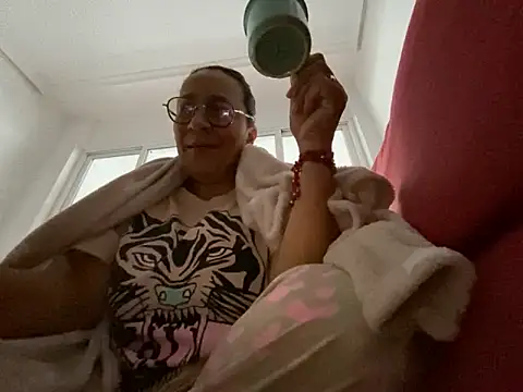 Snapshot of sweeviolet chatting on 01.12.25 sweeviolet online show from 01.12.25