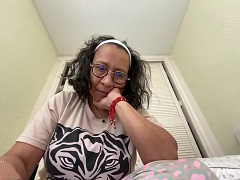 Snapshot of sweeviolet chatting on 02.02.25 sweeviolet online show from 02.02.25