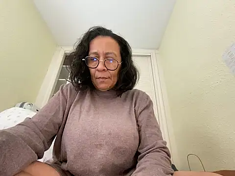 Snapshot of sweeviolet chatting on 03.14.25 sweeviolet online show from 03.14.25