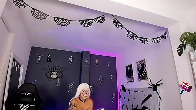 Raven Witch  online show from 10.20.25