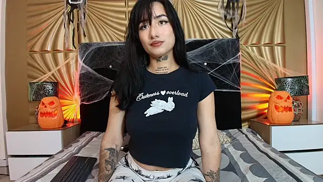 Snapshot of emmily_keller19 chatting on 10.08.25 emmily keller19 online show from 10.08.25