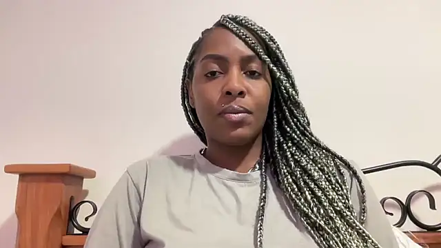 Snapshot of marisilva_br chatting on 10.15.25 marisilva br online show from 10.15.25