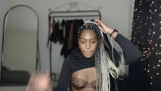 Snapshot of marisilva_br chatting on 10.24.25 marisilva br online show from 10.24.25