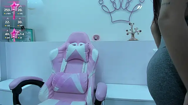 Snapshot of violeth_hill chatting on 10.23.25 violeth hill online show from 10.23.25