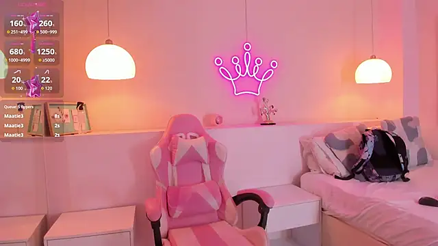 Snapshot of violeth_hill chatting on 10.25.25 violeth hill online show from 10.25.25