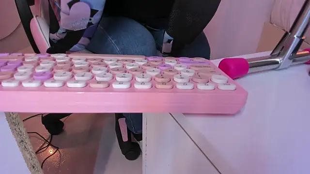 Snapshot of violeth_hill chatting on 11.09.25 violeth hill online show from 11.09.25