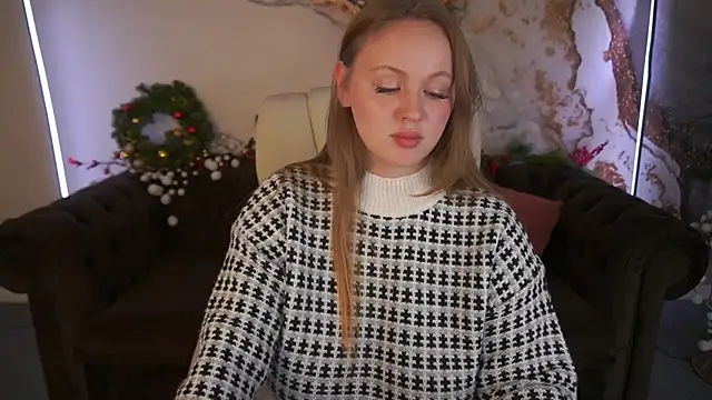 Snapshot of LylaYeess chatting on 12.24.24 LylaYeess online show from 12.24.24