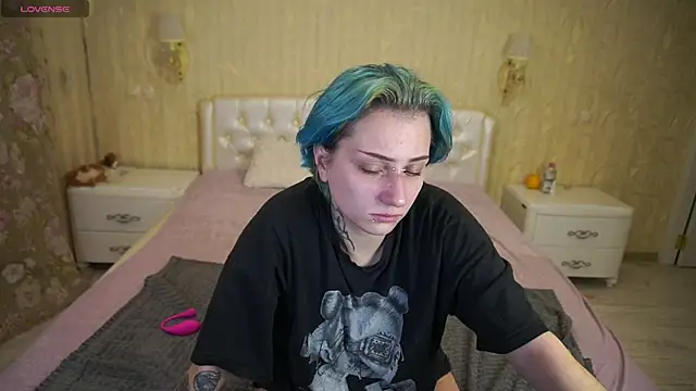 Snapshot of LunaaMayy chatting on 10.31.25 LunaaMayy online show from 10.31.25