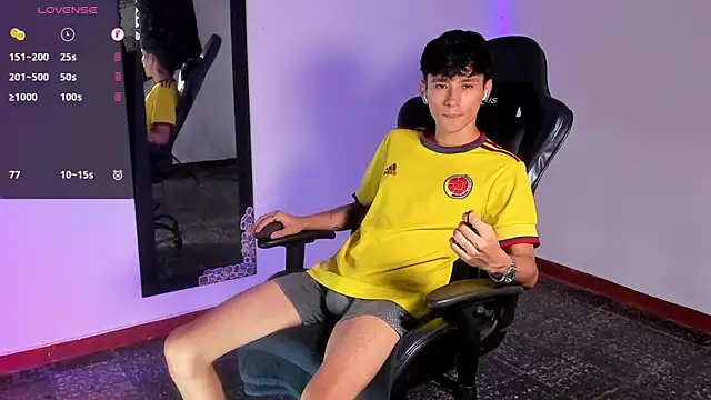 Snapshot of cute_diego_ chatting on 01.23.25 cute diego online show from 01.23.25