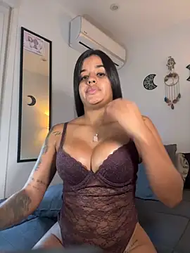 Snapshot of EmelyRogers chatting on 10.20.25 EmelyRogers online show from 10.20.25