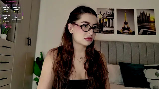 Snapshot of caralella chatting on 05.18.26 caralella online show from 05.18.26