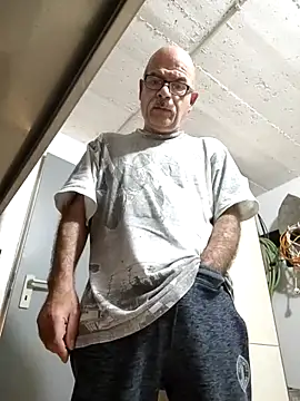 Snapshot of bottomhairy chatting on 11.04.25 bottomhairy online show from 11.04.25