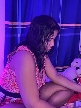 Snapshot of Loaysi chatting on 12.10.24 Loaysi online show from 12.10.24