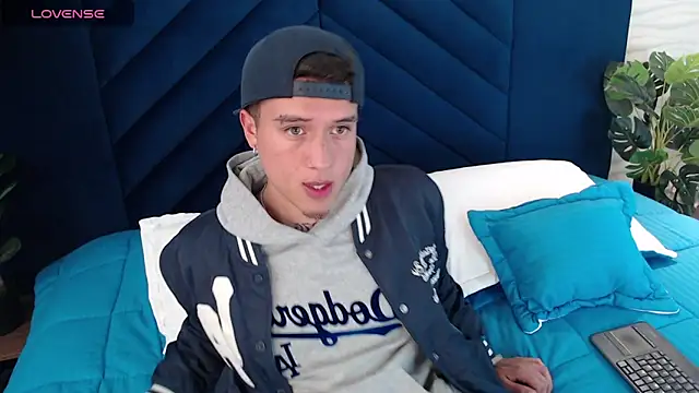 Snapshot of MrUniverse_ chatting on 12.28.24 MrUniverse online show from 12.28.24