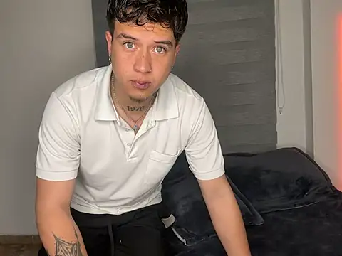 Snapshot of MrUniverse_ chatting on 03.05.25 MrUniverse online show from 03.05.25