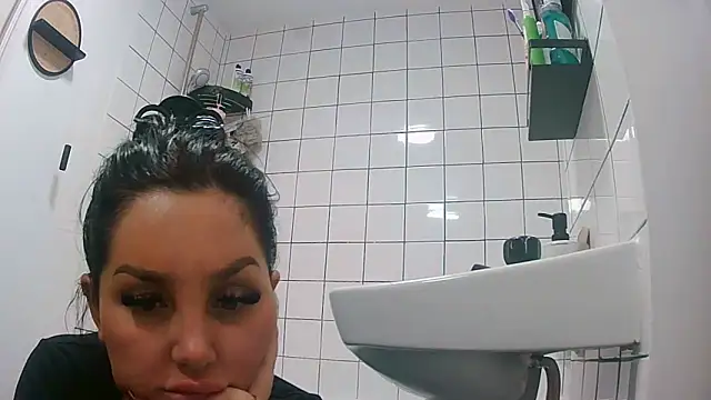 Snapshot of magical_mia chatting on 09.28.25 magical mia online show from 09.28.25