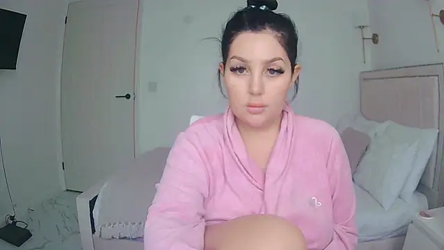 Snapshot of magical_mia chatting on 10.23.25 magical mia online show from 10.23.25