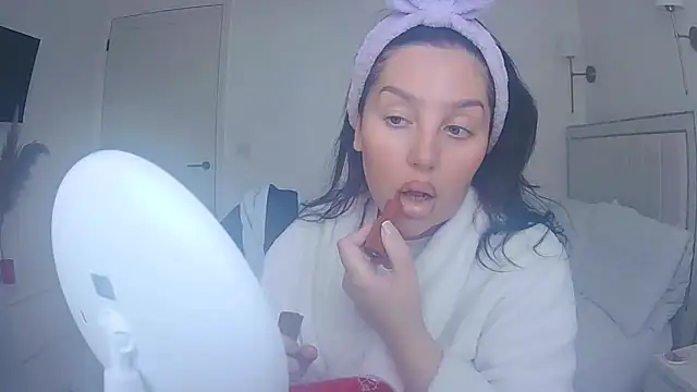 Snapshot of magical_mia chatting on 05.12.26 magical mia online show from 05.12.26